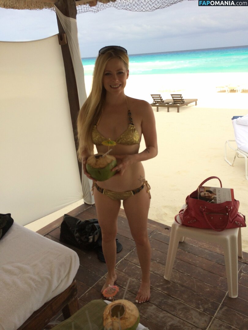 Avril Lavigne Nackt Geleaktes Foto #6