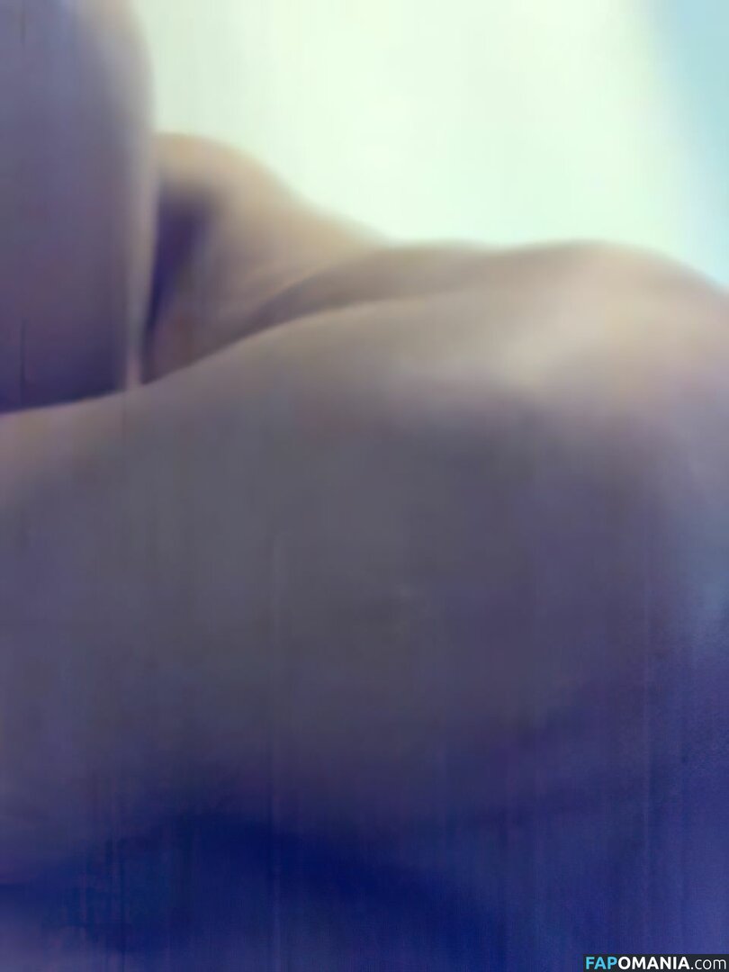 Cut Tari Nackt Geleaktes Foto #30