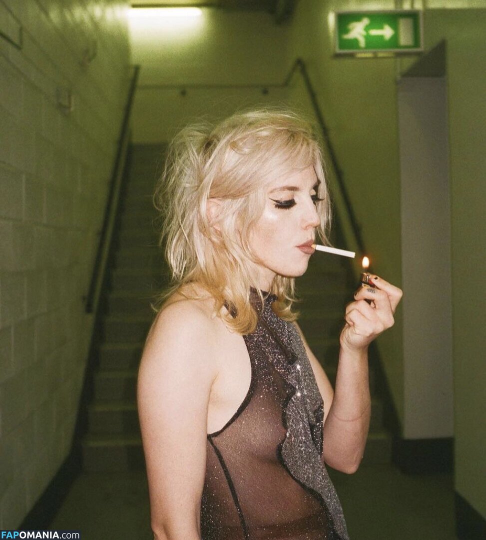 Izzy Phillips Nackt Geleaktes Foto #13