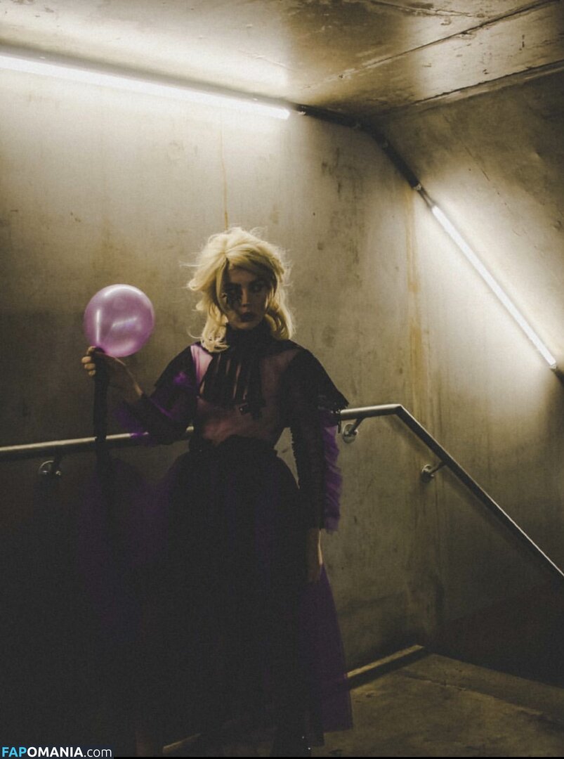 Izzy Phillips Nackt Geleaktes Foto #16