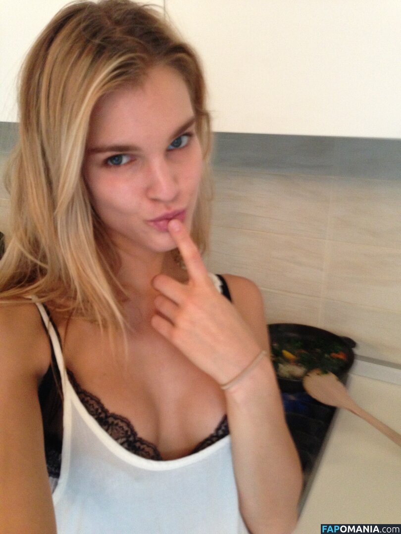 Joy Corrigan Nackt Geleaktes Foto #3