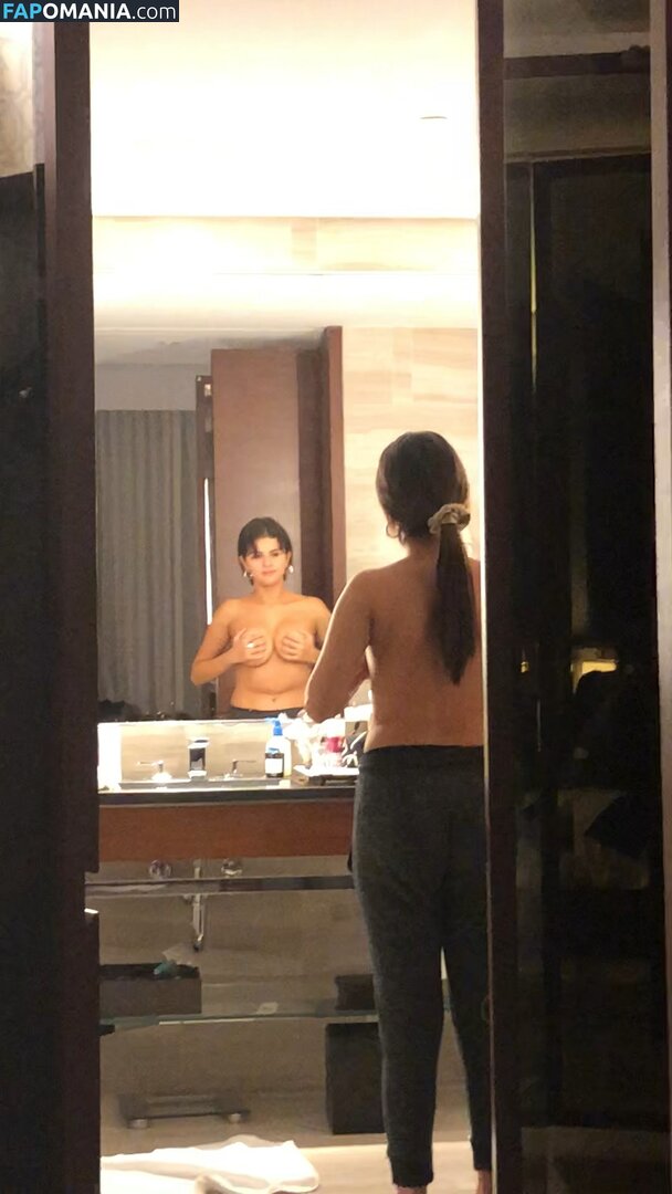 Selena Gomez Nackt Geleaktes Foto #34