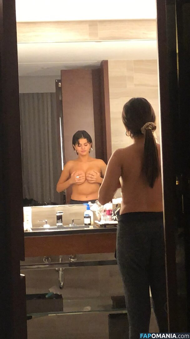 Selena Gomez Nackt Geleaktes Foto #35