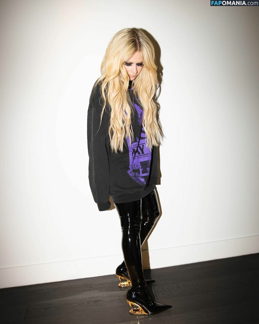 Avril Lavigne Nackt Geleaktes Foto #43