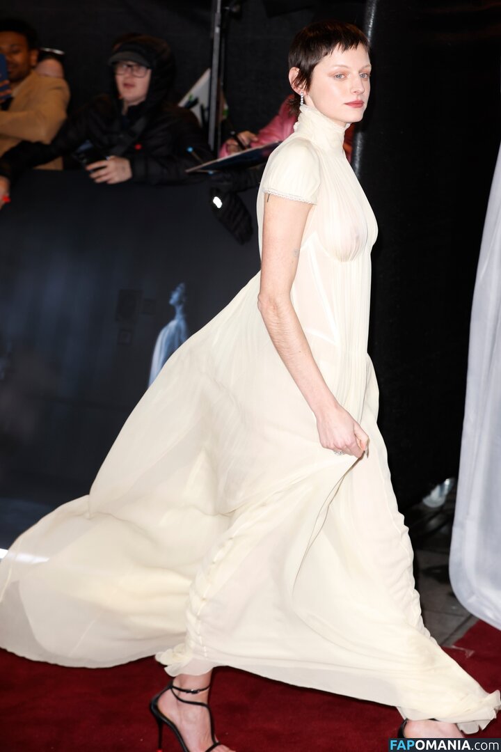 Emma Corrin / emmalouisecorrin Nackt OnlyFans  Geleaktes Foto #4