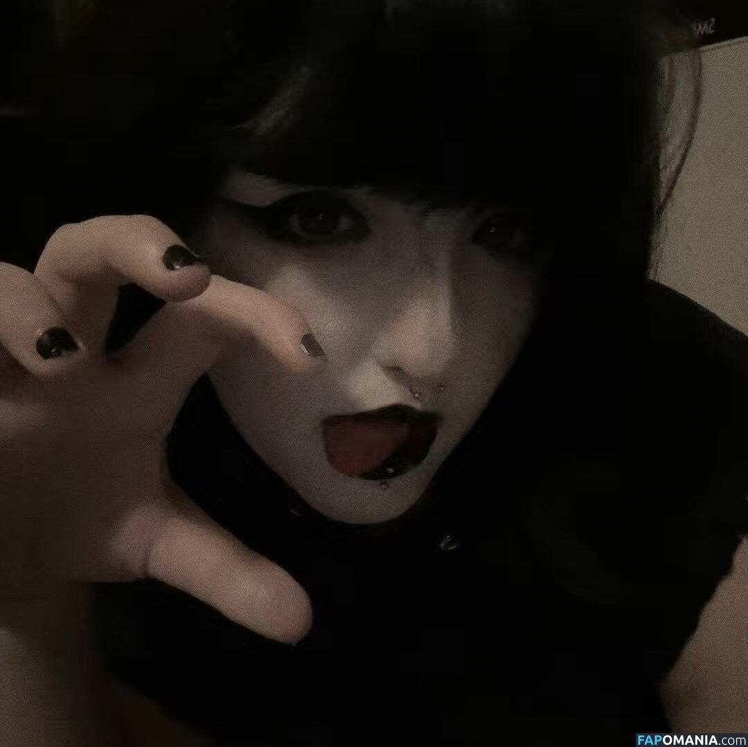 Myka / floral.and.fading._ / lets.cheers.t0.this Nackt OnlyFans  Geleaktes Foto #1