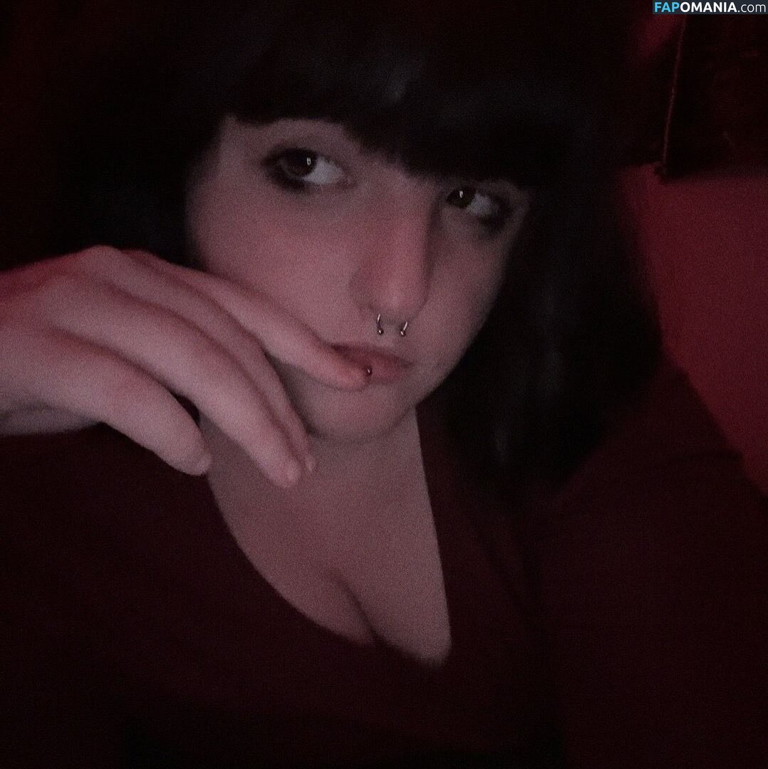 Myka / floral.and.fading._ / lets.cheers.t0.this Nackt OnlyFans  Geleaktes Foto #2