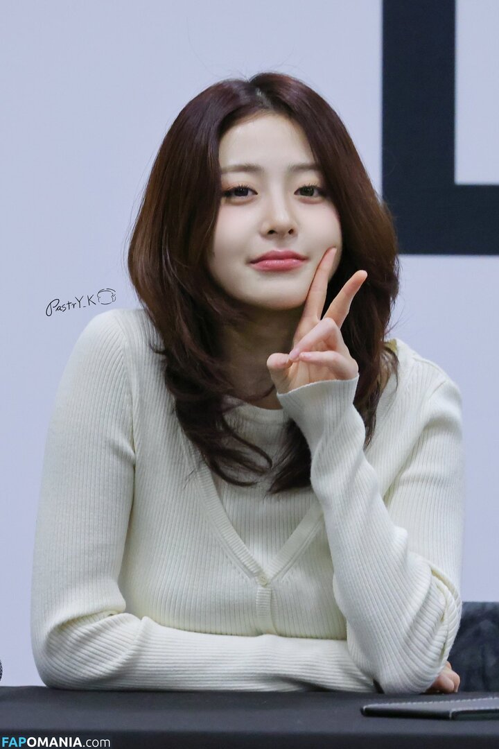 Huh Yunjin 허윤진 / LESSERAFIM / yunjin_lesserafims Nackt OnlyFans  Geleaktes Foto #4