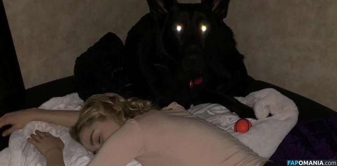 AdventuresSabrina / Kiernan Shipka / kiernanshipka Nackt OnlyFans  Geleaktes Foto #363