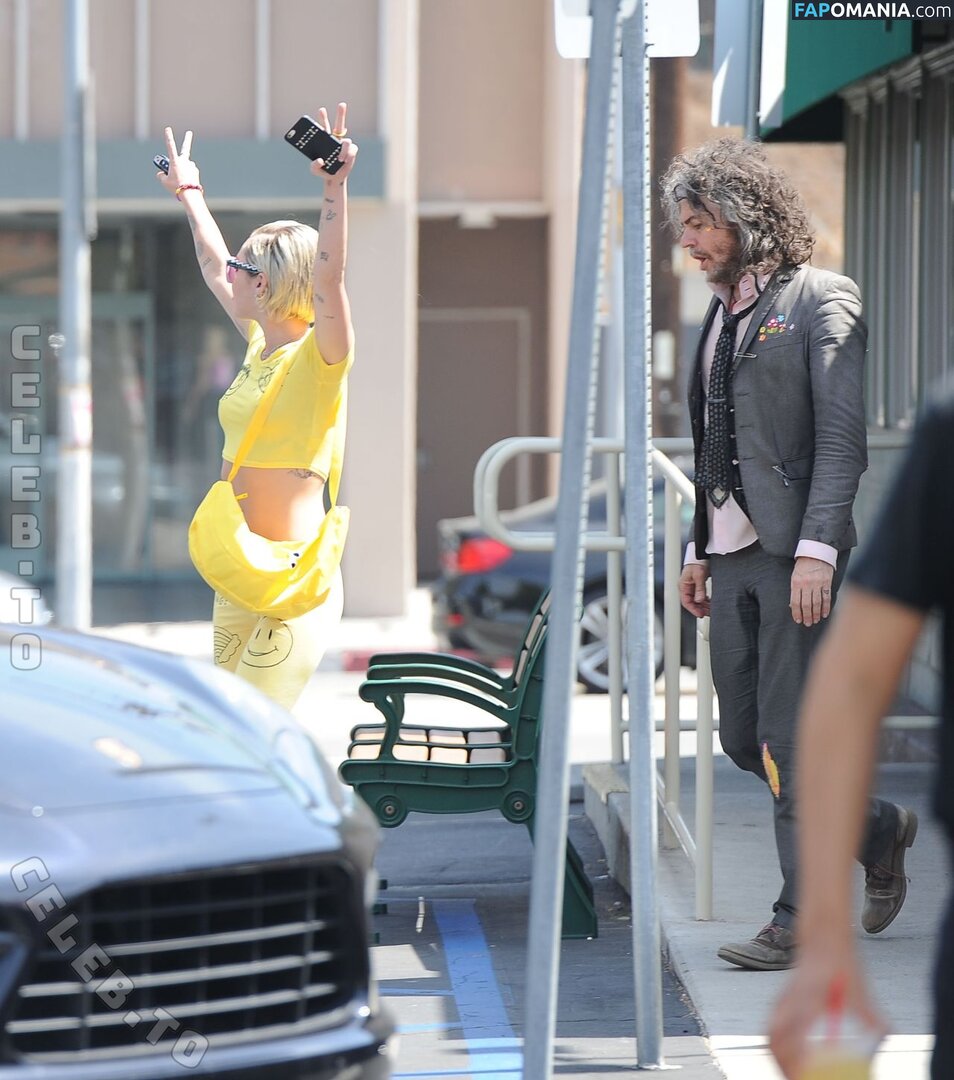 Miley Cyrus / https: / mileycyrus Nackt OnlyFans  Geleaktes Foto #4