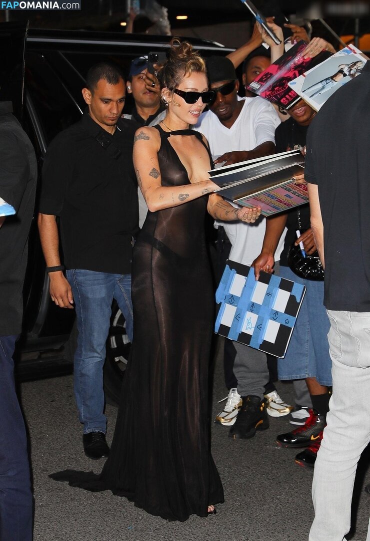 Miley Cyrus / https: / mileycyrus Nackt OnlyFans  Geleaktes Foto #10