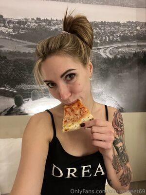 olivia_on_pole