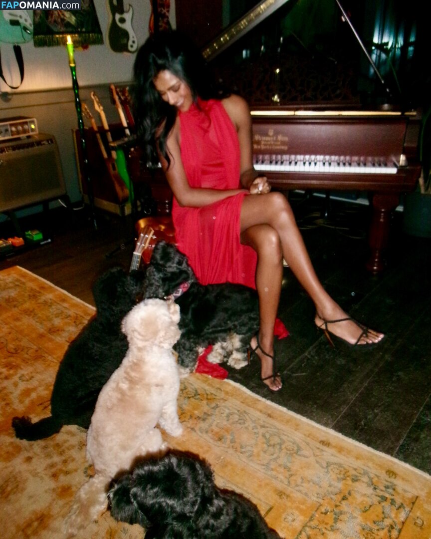 Simone Ashley / simoneashley Nackt OnlyFans  Geleaktes Foto #8