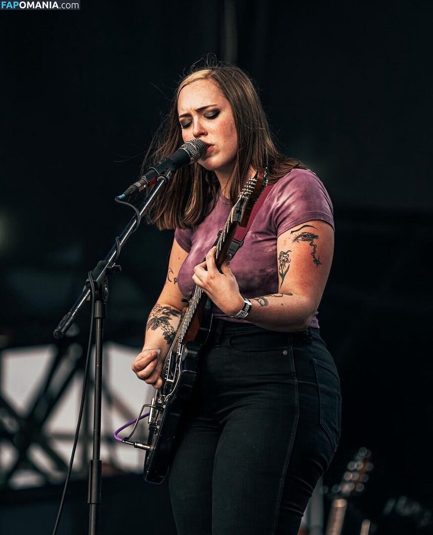 Soccer Mommy / Sophia Allison / soccermommyband Nackt OnlyFans  Geleaktes Foto #1